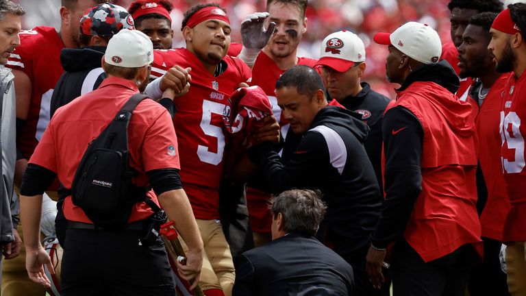 Trey Lance: el mariscal de campo de los San Francisco 49ers fuera de temporada después de fracturarse el tobillo en el juego contra los Seattle Seahawks Noticias de la NFL 2 El personal de los Niners ayuda a Lance a subir al auto.