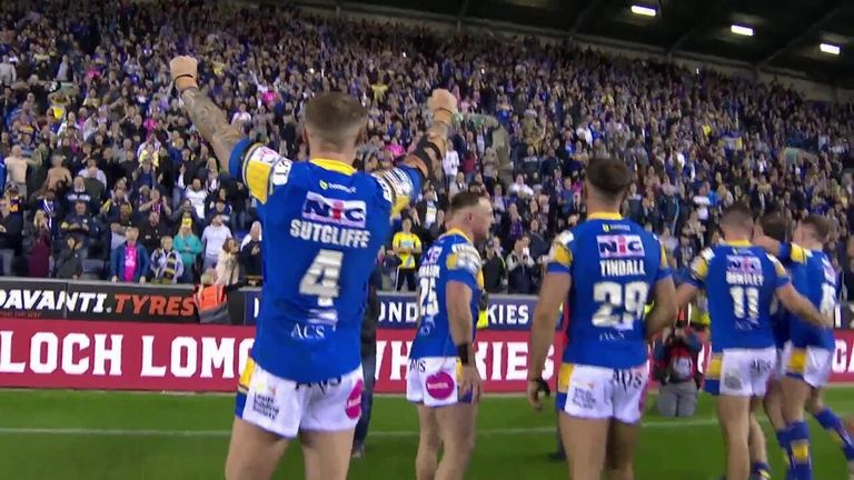 Finales de la Premier League: Cruise Lee Ming quiere el 'mayor logro de la historia' para Leeds Rhinos Rugby Union News 2 Los jugadores de Leeds Rhinos celebran con los fanáticos después de llegar a la final de la Superliga china