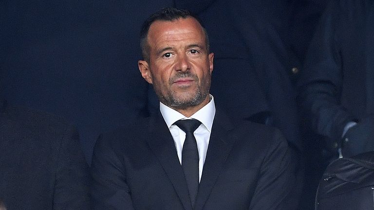 Julen Lopetegui: el candidato preferido de los lobos para las conversaciones tras ser despedido como entrenador del Sevilla | Noticias de futbol 2 El agente de fútbol Jorge Mendes de GestiFute durante el partido de la Premier League entre Crystal Palace y Wolverhampton Wanderers en Selhurst Park en Londres, Reino Unido, el 6 de octubre de 2018 Participó durante la competencia.