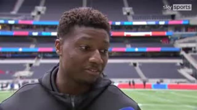 Los candidatos de la NFL persiguen sus sueños en el Tottenham Hotspur Stadium en 2022 Noticias de la NFL 5 El liniero defensivo británico Arthur Mbahin analiza su camino hacia el fútbol y observa a Lawrence Taylor jugar después de participar en el Combinado Internacional de la NFL de 2022.