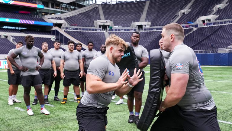 Los candidatos de la NFL persiguen sus sueños en el Tottenham Hotspur Stadium en 2022 Noticias de la NFL 9 Wiegand participa en un simulacro conjunto (Imagen: NFL UK)