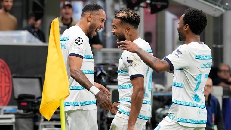 Liga de Campeones: Liverpool, Tottenham, Chelsea, Manchester City, Celtic y Rangers Noticias de futbol 2 Pierre-Emerick Aubameyang del Chelsea celebra con Reece James y Raheem Sterling después de anotar contra el AC Milan en la Liga de Campeones.