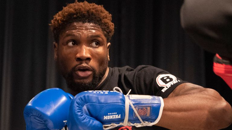 Mikael Lawal: "¡Estamos tratando de sacar a Oleksandr Usyk!" | Próxima pelea por el título británico de peso pesado Deion Jumah Boxing News 2 ENTRENAMIENTOS DE BOXXER Media.GLAZIERS HALL,.LONDON.PIC;LAWRENCE LUSTIG.MIKEL Entrenamiento de Lawal Media en preparación para la noche de promoción de BOXXER en Wembley Arena el 20 de noviembre.