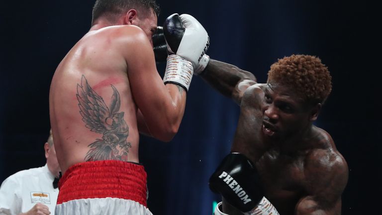 Mikael Lawal: "¡Estamos tratando de sacar a Oleksandr Usyk!" | Próxima pelea por el título británico de peso pesado Deion Jumah Boxing News 3 CAMPEONATO DE BOXEADOR DE BOXEO. Wembley Arena. PIC; Laurence Lustig. CONCURSO DE PESO CRUCERO. MIKAEL LAWAL v LEANARDO DAMIAN BRUZZESE
