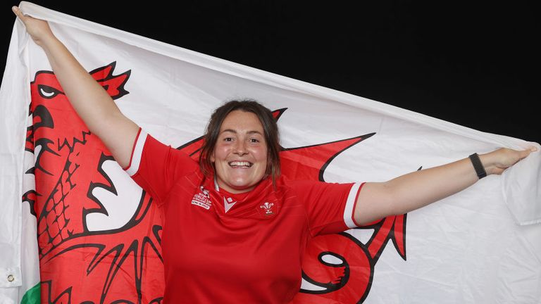 Copa Mundial de Rugby: Conozca a Cerys Hale, apoyo galés en dejar de lado la carrera docente para perseguir el sueño de tiempo completo | Noticias de la Unión de Rugby 3 Cerys Hale enarbola la bandera de Gales en el Mundial de Nueva Zelanda