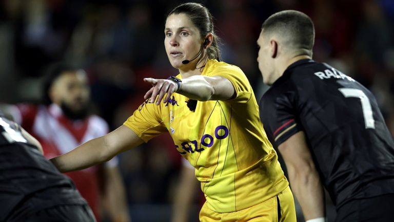 Kasey Badger se convierte en la primera mujer árbitro de la Liga de Rugby en un partido de la Copa Mundial de la Liga de Rugby Masculina 5 Ambos entrenadores elogiaron la actuación del australiano