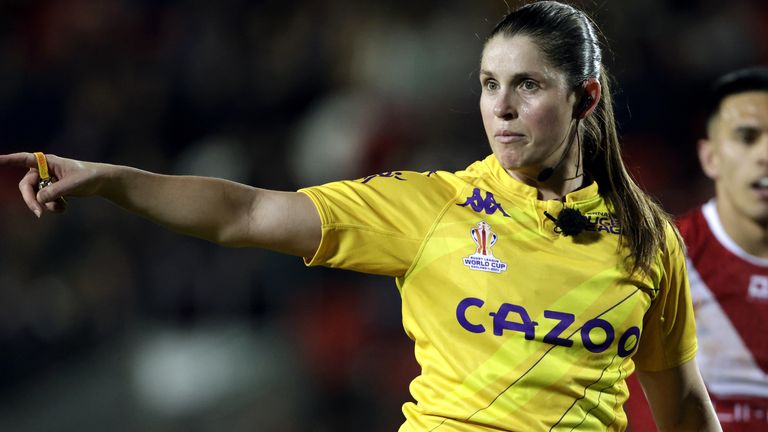 Kasey Badger se convierte en la primera mujer árbitro de la Liga de Rugby en un partido de la Copa Mundial de la Liga de Rugby Masculina 4 Badger espera inspirar a la próxima generación de mujeres jóvenes que buscan trabajar como árbitros