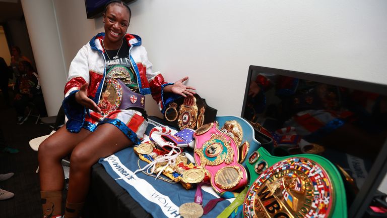 Claressa Shields dice que Savannah Marshall debe venir a los EE. UU. para una revancha, pero regresará al Reino Unido para competir contra Natasha Jonas | DayDayNews Noticias del boxeo 2 BEN SHALOM...S BOXXER LEGACY Fight NIGHT.15/10/2022 L0NDON O2.PIC LAWRENCE LUSTIG.The Undisputed Middleweight Championship.CLARESSA SHIELDS VS SAVANNAH MARSHALL