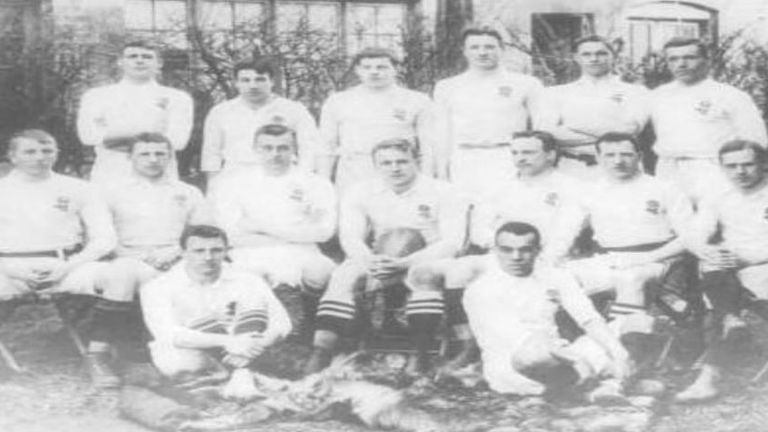 James 'Jimmy' Peters: historia trágica y turbulenta del primer jugador de rugby negro de Inglaterra | Noticias de la Unión de Rugby 5 Peters (frente a la derecha) debutando en Inglaterra contra Escocia en marzo de 1906