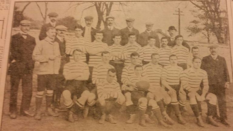 James 'Jimmy' Peters: historia trágica y turbulenta del primer jugador de rugby negro de Inglaterra | Noticias de la Unión de Rugby 4 Peters (primera fila) gana el campeonato del condado de 1902 en Devon, lo que provocó llamadas para una convocatoria de Inglaterra