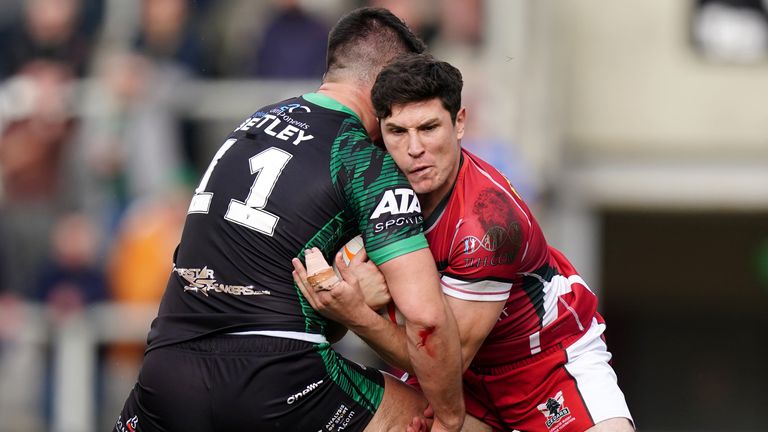 Líbano 32 - 14 Irlanda 2 El irlandés James Bentley choca con el libanés Mitchell Moses