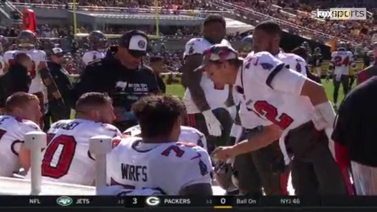 Tom Brady se disculpa por comparar NFL con Army en podcast de Tampa Bay Buccaneers QB Noticias de la NFL 2 El mariscal de campo de los Tampa Bay Buccaneers, Tom Brady, se calienta por la línea O en la cancha durante el juego contra los Pittsburgh Steelers