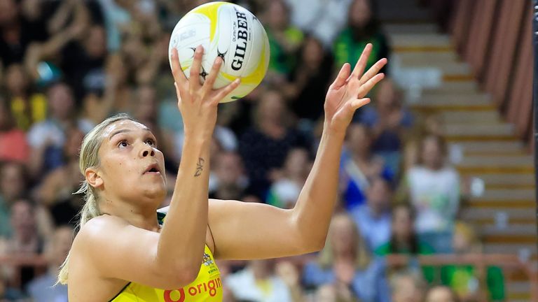 Vitality Roses de Inglaterra aturdidos por una bandeja de último segundo de Donnell Wallam en la prueba de apertura contra Australia pitching news 7 Warham está haciendo su debut internacional para Australia