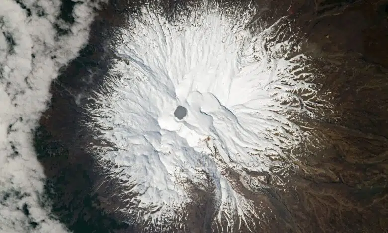 Lago ácido en la cima del 'Mount Doom' de la vida real capturado en nuevas e impresionantes imágenes de la estación espacial 1 An astronaut photograph of Mount Ruapehu taken on Sept. 23, 2021. The highly acidic hydrothermal lake, known as Crater Lake, can be seen at the summit of the active stratovolcano.