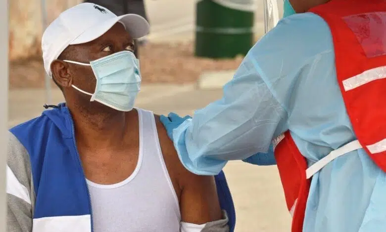 Los estadounidenses negros están recibiendo la vacuna COVID a un ritmo más bajo que los estadounidenses blancos 1 Los estadounidenses negros están recibiendo la vacuna COVID a un ritmo más bajo que los estadounidenses blancos