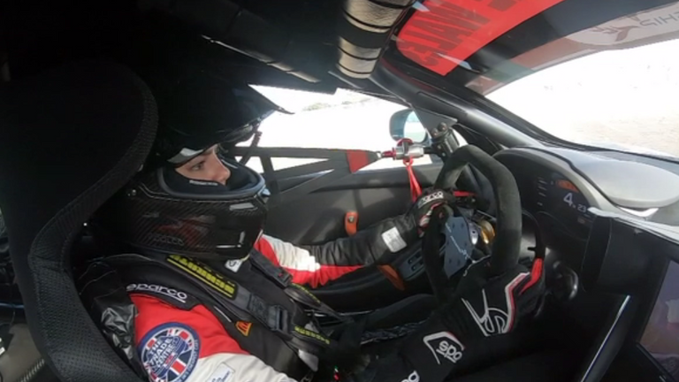 Mes de la Historia Negra: Sara Misir cambia de carrera después de una fractura de cráneo y es la primera mujer caribeña en competir en la fórmula femenina 4 Después del trágico accidente de Sara Misir, tiene una nueva pasión por el automovilismo.