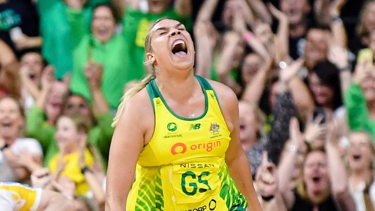 Vitality Roses de Inglaterra aturdidos por una bandeja de último segundo de Donnell Wallam en la prueba de apertura contra Australia pitching news 2 deportes de cielo