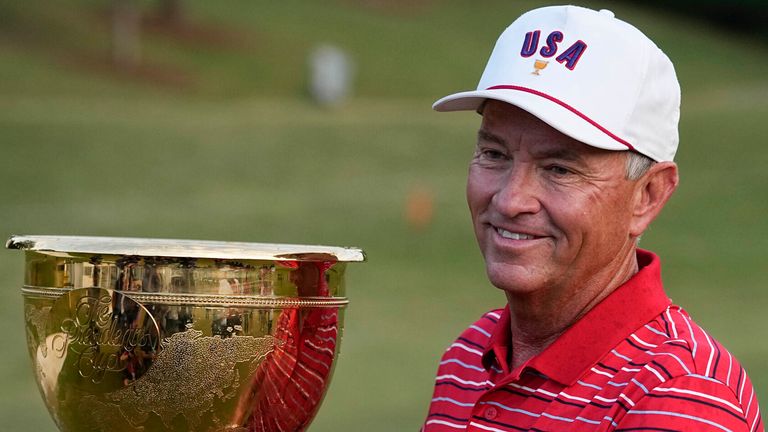 Presidents Cup 2022: ¿una nueva era para los equipos internacionales?Principal historia de la victoria del equipo de EE. UU. | Noticias de golf 3 El capitán estadounidense Davis Love III sostiene el trofeo de la Copa Presidentes después de que el equipo estadounidense derrotó al equipo internacional en el torneo de golf de la Copa Presidentes en Charlotte, N.C., el domingo 25 de septiembre de 2022 (The Associated Press Photo/Chris Ca
