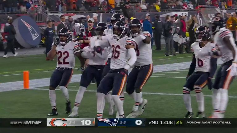 Chicago Bears 33-14 New England Patriots: Mike Jones sale de la banca en la primera mitad, los Patriots pierden en casa ante los Bears Noticias de la NFL 3 El mariscal de campo de los New England Patriots, Mike Jones, fue expulsado después de una fea intercepción en la primera mitad contra los Chicago Bears.