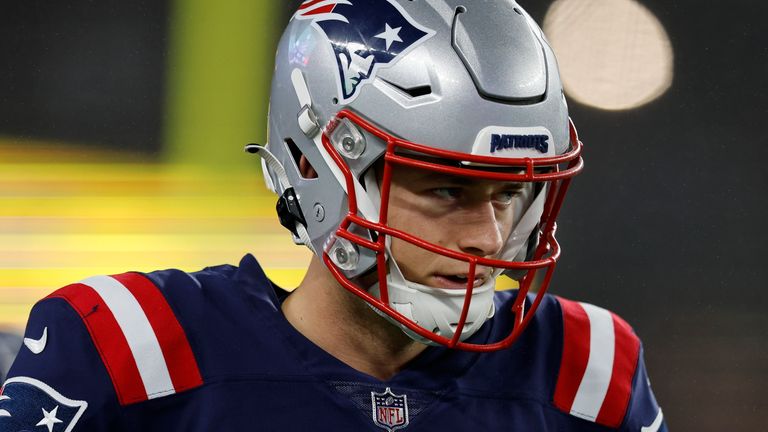 Chicago Bears 33-14 New England Patriots: Mike Jones sale de la banca en la primera mitad, los Patriots pierden en casa ante los Bears Noticias de la NFL 9 El mariscal de campo de los New England Patriots, Mike Jones, salió de la banca en la primera mitad de la derrota del lunes por la noche ante los Chicago Bears.