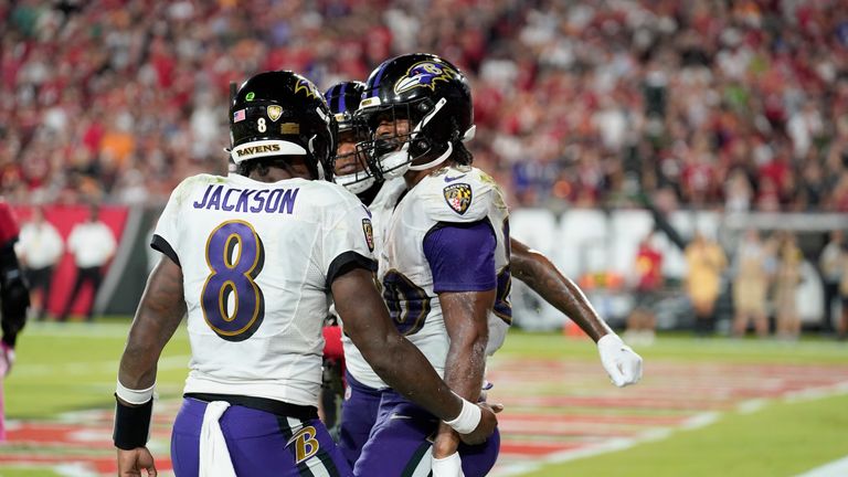 Baltimore Ravens 27-22 Tampa Bay Buccaneers: los Buccaneers de Tom Brady caen a 3-5 en la temporada después de la tercera derrota consecutiva y la quinta en seis juegos | Noticias de la NFL 3 El mariscal de campo de los Baltimore Ravens, Lamar Jackson, lanzó un pase de touchdown al ala cerrada Isaiah May para el primer touchdown posible de su carrera.
