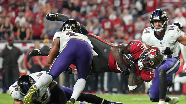 Baltimore Ravens 27-22 Tampa Bay Buccaneers: los Buccaneers de Tom Brady caen a 3-5 en la temporada después de la tercera derrota consecutiva y la quinta en seis juegos | Noticias de la NFL 5 El mariscal de campo de los Tampa Bay Buccaneers, Tom Brady, lanzó un pase de touchdown al receptor abierto Julio Jones.