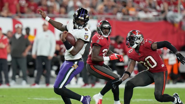 Baltimore Ravens 27-22 Tampa Bay Buccaneers: los Buccaneers de Tom Brady caen a 3-5 en la temporada después de la tercera derrota consecutiva y la quinta en seis juegos | Noticias de la NFL 7 El mariscal de campo de los Baltimore Ravens, Lamar Jackson, corrió para 25 yardas mientras esquivaba a múltiples defensores.