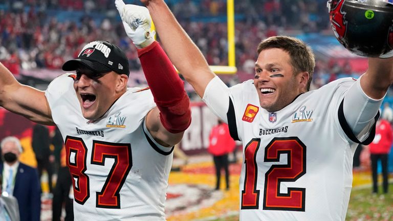 Tom Brady: ¿Qué hay detrás de las dificultades de los Tampa Bay Buccaneers en 2022? | Noticias de la NFL 13 Rob Gronkowski y Tom Brady celebran su éxito en el Super Bowl con los Tampa Bay Buccaneers después de la temporada 2020