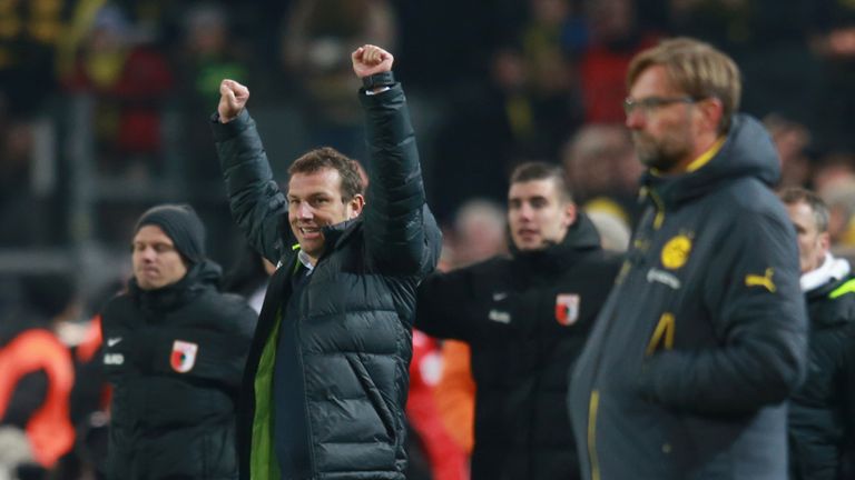 ¿Por qué la implosión del Dortmund con Jurgen Klopp en 2014-15 debería preocupar a los seguidores del Liverpool?noticias de futbol 5 El técnico del Augsburgo, Marcus Wenzier, celebró la victoria, mientras que el técnico del Borussia Dortmund, Jurgen Klopp, parecía frustrado.