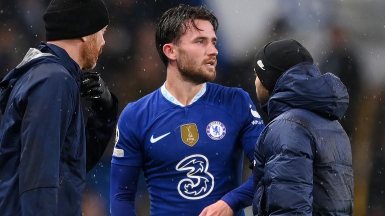 Chelsea y Liverpool se enfrentarán a la estrella del Napoli Khvicha Kvaratskhelia después de que se revelara el precio 3 Ben Chilwell del Chelsea recibe tratamiento