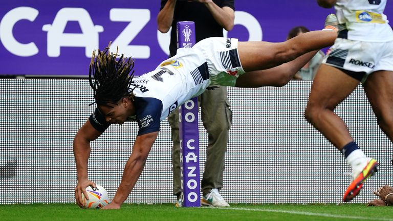 Inglaterra 60 - 6 Samoa 3 Dom Young hace su segundo intento de clavado en la victoria de Inglaterra sobre Samoa