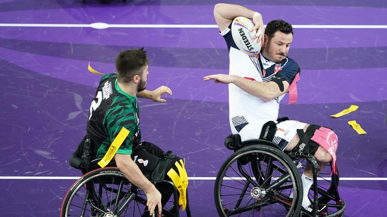 Crónica del partido - Inglaterra 121 - 0 Irlanda 3 Sebastian Bechara intenta defenderse de un defensa irlandés