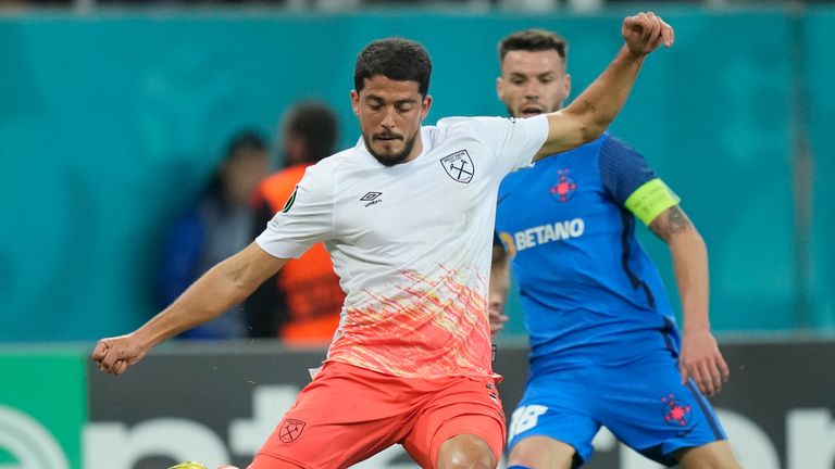 Bucarest 0 - 3 West Ham 2 Pablo Fornals de West Ham United (izquierda) scrimmage con Andrea Cordia de FCSB