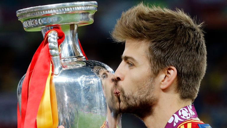 Gerard Piqué: el defensa del Barcelona anuncia su retiro | Noticias de futbol 3 Gerard Piqué de España besa el trofeo al final del partido final de la UEFA Euro 2012 entre España e Italia en Kyiv, Ucrania, el domingo 1 de julio de 2012. España ganó 4-0. (Foto AP/Antonio Carani)