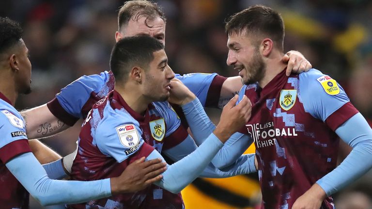 Predicciones del Sky Bet Championship de David Prutton | Noticias de futbol 3 Khalil Delvisoglu celebra el triunfo del Burnley