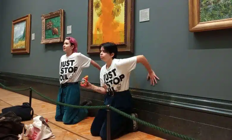 Culpan a manifestantes tras verter sopa de tomate sobre 'girasoles' 1 Culpan a manifestantes tras verter sopa de tomate sobre 'girasoles'