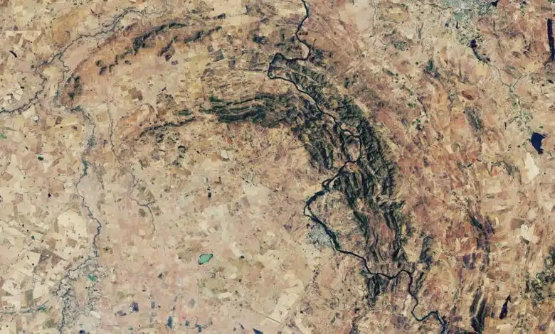 El asteroide más grande que ha golpeado la Tierra tenía el doble del tamaño de la roca que mató a los dinosaurios 1 The Vredefort crater was birthed 2 billion years ago when the largest asteroid ever to hit Earth impacted the planet. A new study suggests the gargantuan space rock was even bigger than previously predicted.
