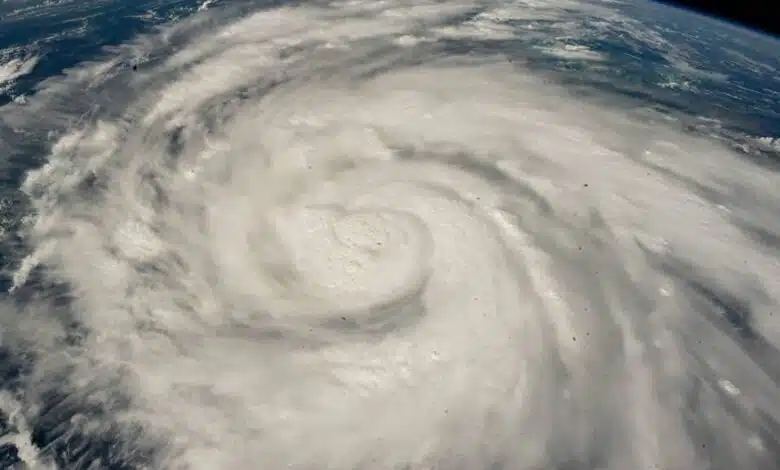 El huracán Ian se mantiene fuerte después de azotar Cuba. ¿Por qué? 1 satellite photo shows hurricane ian as it moves towards cuba in the Caribbean Sea east of Belize