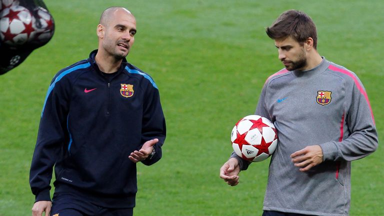 Gerard Piqué: el defensa del Barcelona anuncia su retiro | Noticias de futbol 2 El entrenador del Barcelona, Pep Guardiola, a la izquierda, habla con el jugador Gerard Piqué durante una sesión de entrenamiento antes del partido de fútbol de la final de la UEFA Champions League del sábado en el estadio de Wembley en Londres, el viernes 27 de mayo de 2011.