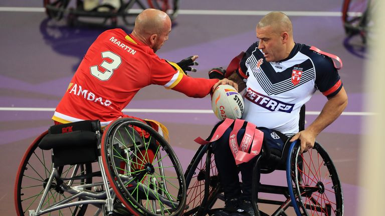 Inglaterra 104 - 12 España 3 El español Yannick Martin intenta derribar a Wayne Boardman