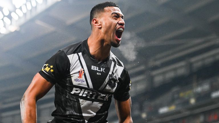 Nueva Zelanda 24 - 18 Fiyi 2 Ronaldo Mulitaro celebra una emocionante victoria en el estadio MKM de Hull