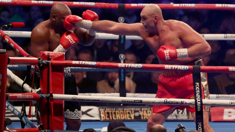 Tyson Fury derrotó a Derek Chisola en 10 asaltos para evitar que defienda el campeonato de peso pesado del CMB | DayNews "¡Tú eres el próximo!" | Noticias del boxeo 2 Tyson Fury, a la derecha, golpea la pelea de peso pesado del CMB de Tottenham Hotspur con Derek Chisora en el estadio White Hart Lane de Londres el sábado 3 de diciembre de 2022. (Foto AP/Ian Walton)