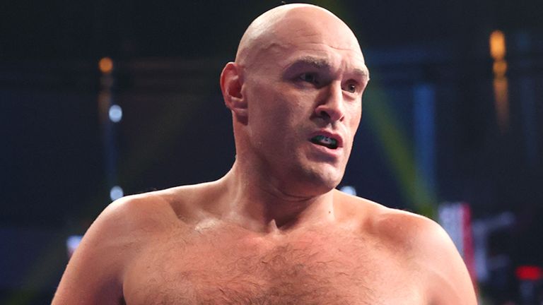 Tyson Fury revela los próximos pasos después de la victoria de Derek Chisora: O Oleksandr Usyk a principios de 2023 o Joe Joyce en Wembley | Noticias del boxeo 2 LONDRES, INGLATERRA - 3 DE DICIEMBRE: Tyson Fury en el ring antes de su pelea por el título de peso pesado del CMB contra Derek Chisora en el Tottenham Hotspur Stadium el 3 de diciembre de 2022 en Londres, Inglaterra Inside. (Foto de Mikey Williams/Top Rank Inc vía Getty Images)