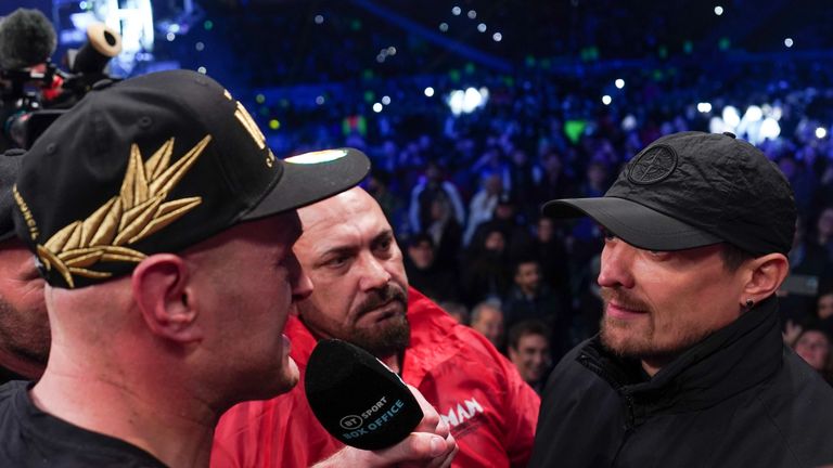 Tyson Fury revela los próximos pasos después de la victoria de Derek Chisora: O Oleksandr Usyk a principios de 2023 o Joe Joyce en Wembley | Noticias del boxeo 5 Oleksandr Usyk subió al ring para llamar a Tyson Fury (Foto: Queensberry Promotions)