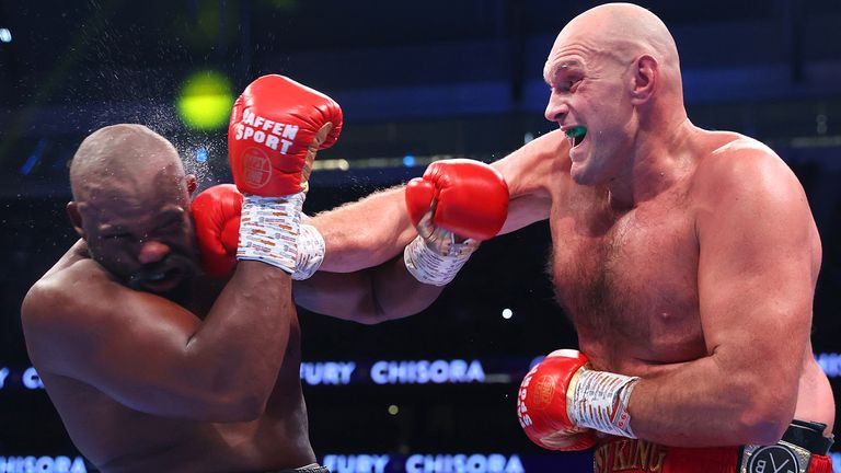 Tyson Fury revela los próximos pasos después de la victoria de Derek Chisora: O Oleksandr Usyk a principios de 2023 o Joe Joyce en Wembley | Noticias del boxeo 3 LONDRES, INGLATERRA - 3 DE DICIEMBRE: Derek Chisola (L) y Tyson Fury (R) en el Campeonato de peso pesado del CMB en el estadio Tottenham Hotspur el 3 de diciembre de 2022 en Londres, Inglaterra Intercambian puños en una pelea. (Foto de Mikey Williams/Top Rank Inc vía Getty Images)