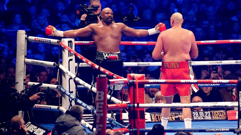 Tyson Fury derrotó a Derek Chisola en 10 asaltos para evitar que defienda el campeonato de peso pesado del CMB | DayNews "¡Tú eres el próximo!" | Noticias del boxeo 3 Derek Chisora extiende los brazos a Tyson Fury