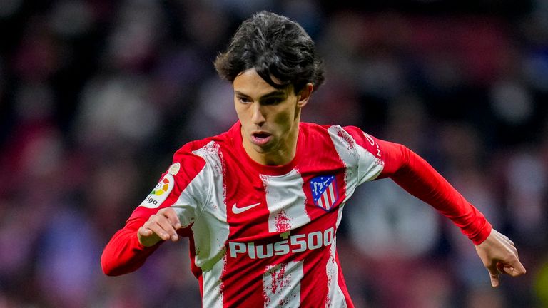 Barcelona abre la puerta para el regreso de Lionel Messi, Man Utd enfrenta competencia por João Felix - Paper Talk | Transit Center News 2 Joao Félix del Atlético de Madrid corre con el balón