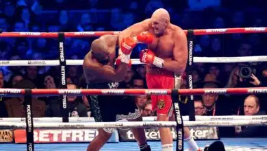 Tyson Fury derrotó a Derek Chisola en 10 asaltos para evitar que defienda el campeonato de peso pesado del CMB | DayNews "¡Tú eres el próximo!" | Noticias del boxeo 8 Tyson Fury lands a shot against Derek Chisora