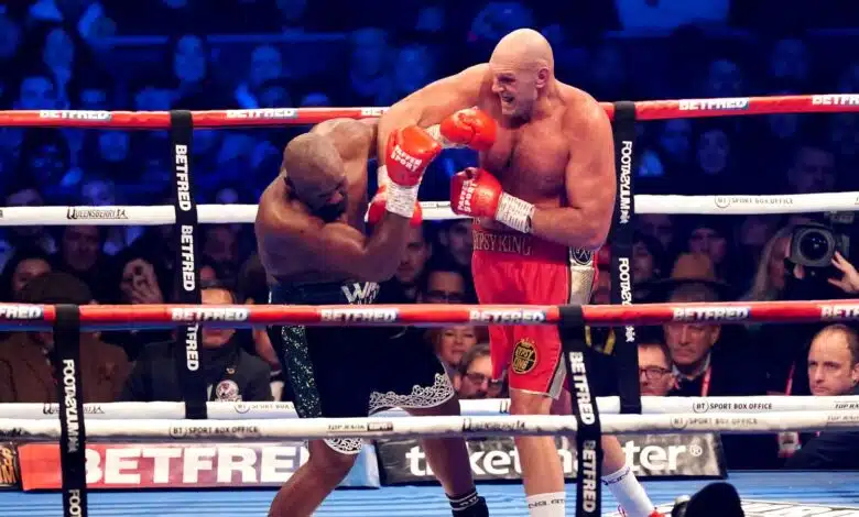 Tyson Fury derrotó a Derek Chisola en 10 asaltos para evitar que defienda el campeonato de peso pesado del CMB | DayNews "¡Tú eres el próximo!" | Noticias del boxeo 1 Tyson Fury lands a shot against Derek Chisora