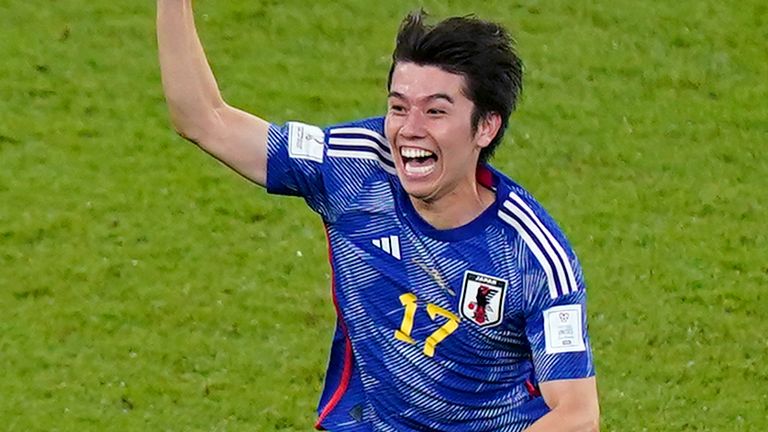 Graeme Souness cuestiona la decisión del VAR y exige que la FIFA demuestre que el dramático gol de Japón contra España noquea a Alemania | Noticias de futbol 3 Ao Tanaka de Japón (izquierda) celebra marcar el segundo gol del partido